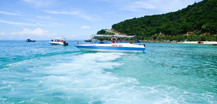 Clean and blue water at Cu Lao Cham Island