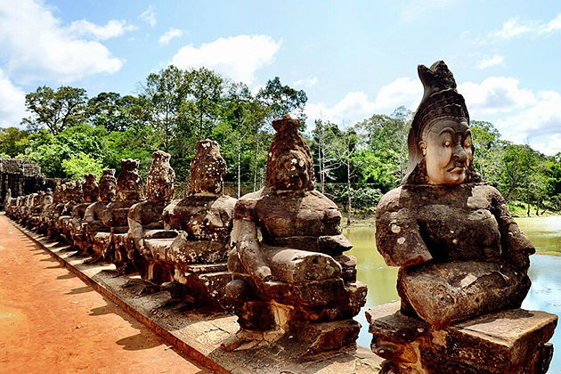 Angkor Thom vietnam and cambodia tour packages
