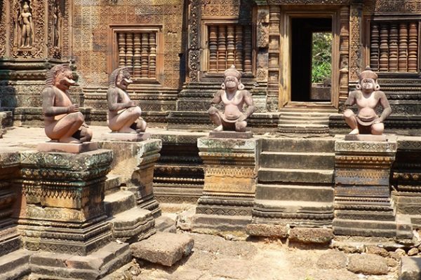 Banteay Srei temple angkor tour