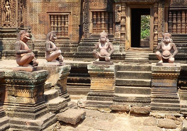 Banteay Srei temple angkor tour
