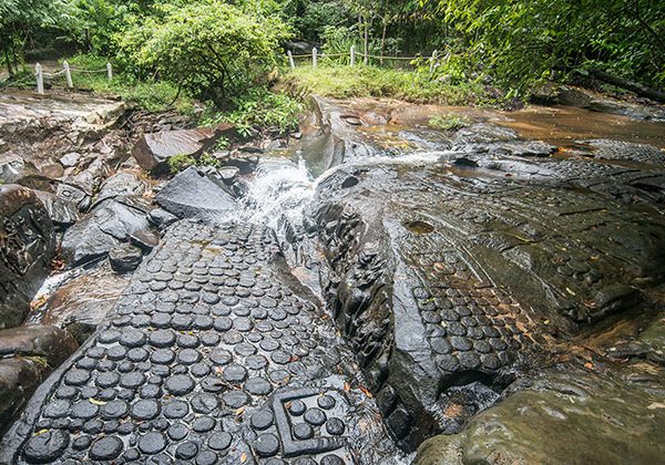 Kbal Spean river cambodia vietnam tour