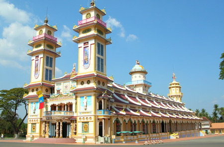 Pictures-of-Cao-Dai-temple-in-Tay-Ninh-Vietnam