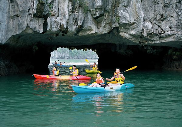 lan ha bay kayaking