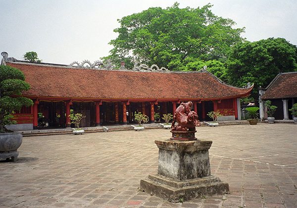 temple of literature north vietnam tour