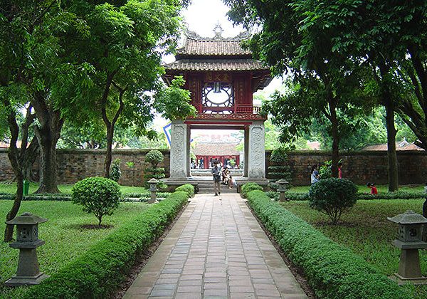 temple of literature north vietnam tour