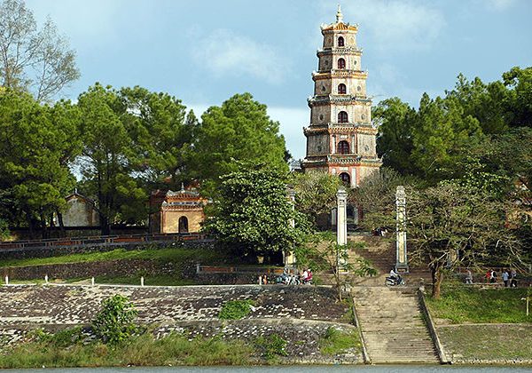 thien mu pagoda hue city hoi an tour