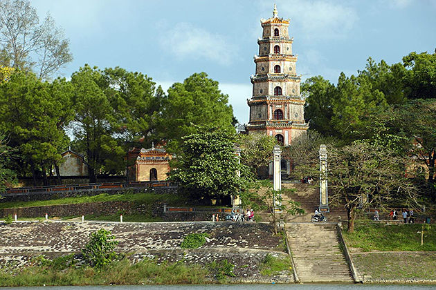 thien mu pagoda hue city hoi an tour