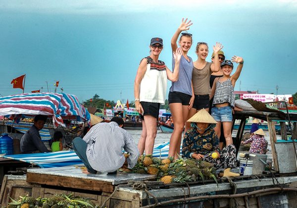 vinh long floating market