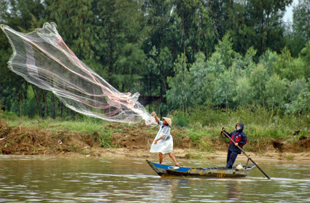 New Experience of Cast Fishing Nets is Available for Tourists in Ha Long and Hoi An