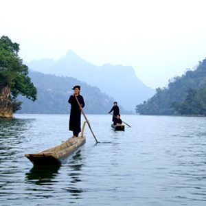 Tay ethnic boating along Ba Be Lake