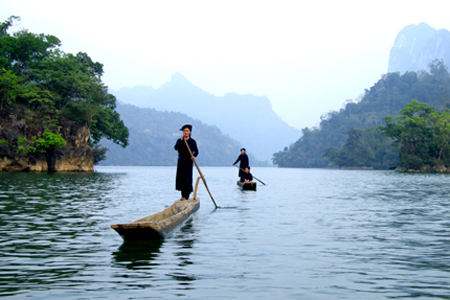 Tay ethnic boating along Ba Be Lake