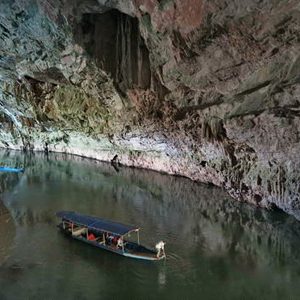 Boat trip to visit Puong Cave