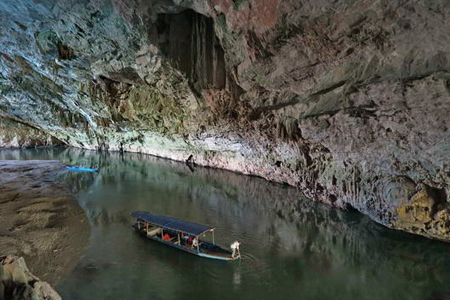 Boat trip to visit Puong Cave