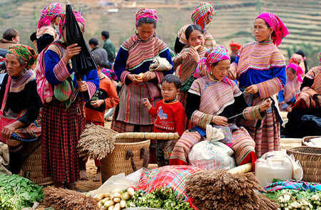 Hmong women selling their products at Can Cau market