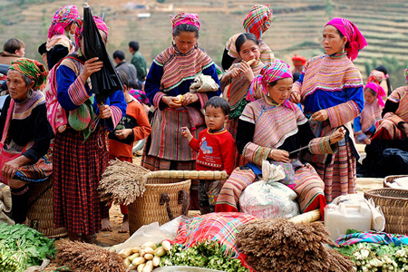 Hmong women selling their products at Can Cau market