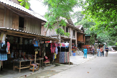Souvenir shops in Mai Chau
