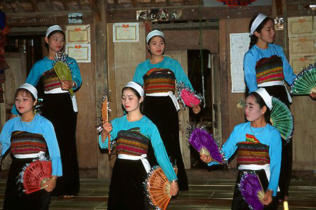 The white Thai dance in Mai Chau