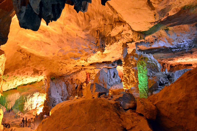sung sot cave at halong bay