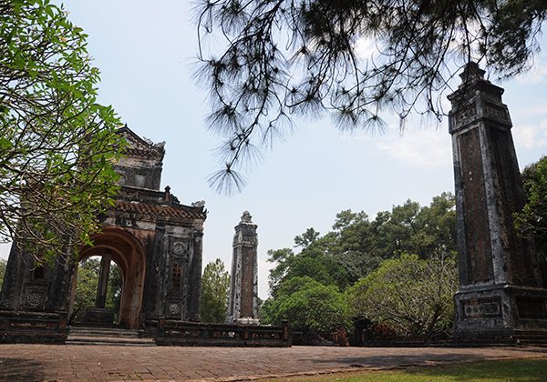 tu duc tomb 2 week vietnam cambodia itinerary