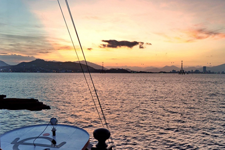 Cruise around the bay and catch the sunset moment
