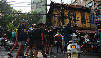 Saigon Traffic - How to cross a street in Vietnam ?