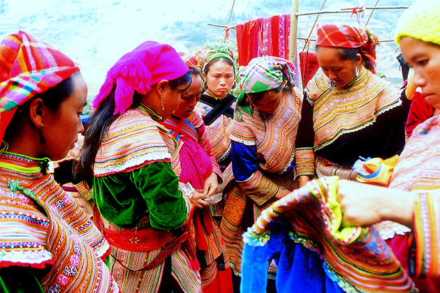 traditional costume of hmong ethnic minorities