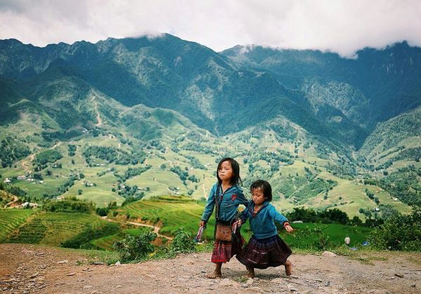 local children in sapa - Vietnam tour package