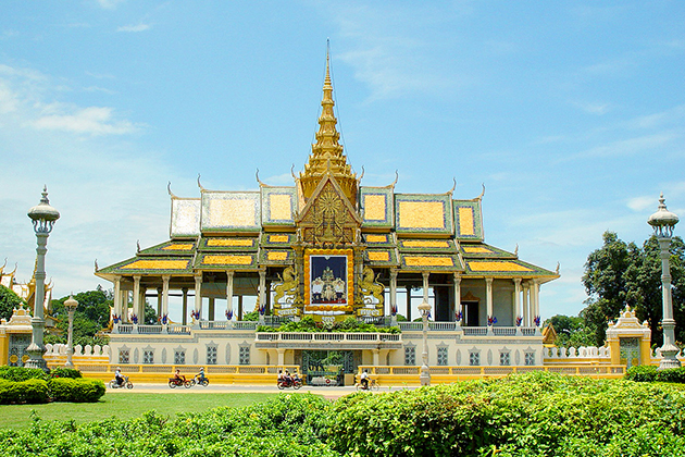 royal palace - cambodia vietnam tour packages