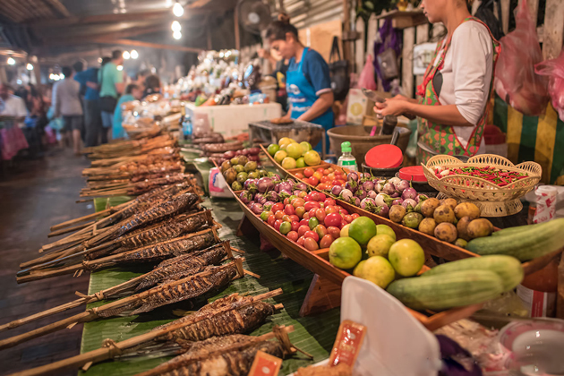 luang prabang market laos souvenirs