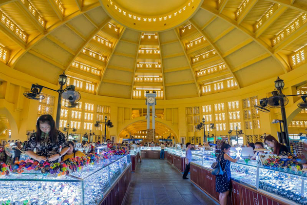 phnom penh central market cambodia souvenir