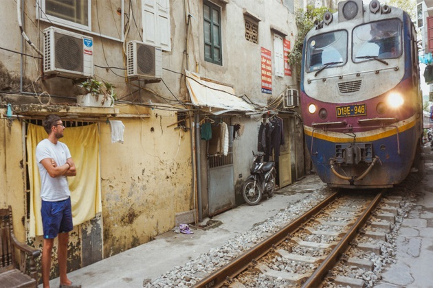 hanoi train street vietnam tours