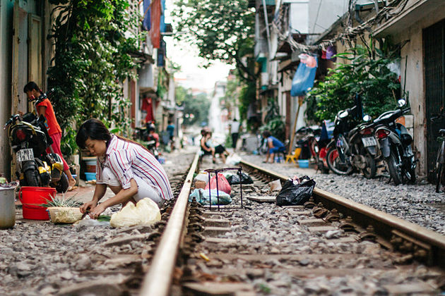 life beside hanoi train street