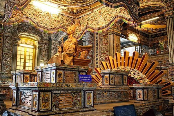 inside tomb of Khai Dinh King