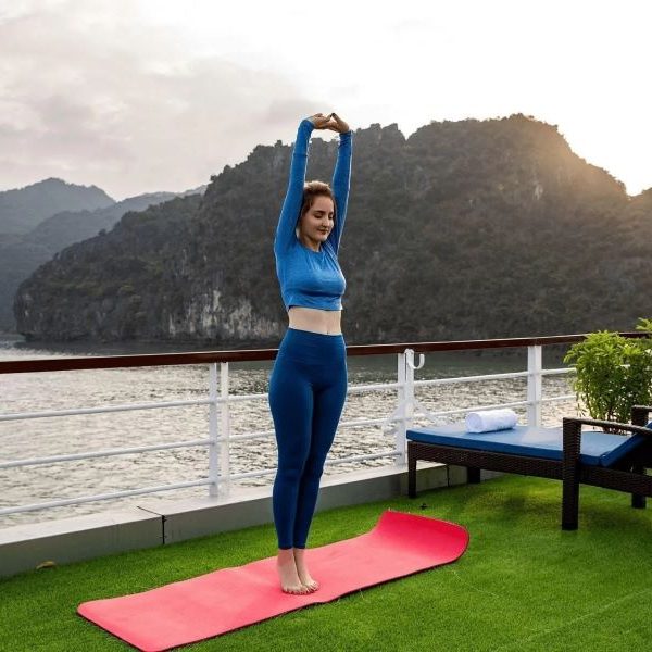 taichi lesson in halong bay