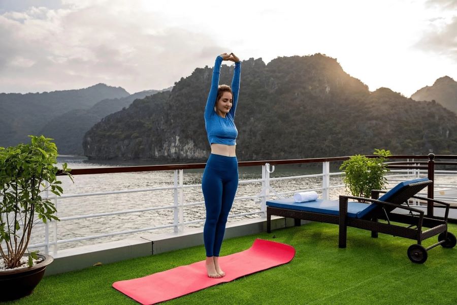 taichi lesson in halong bay