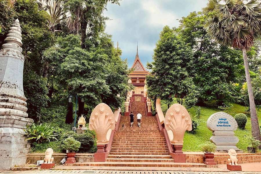 Wat Phnom in Phnom Penh - Multi country tour