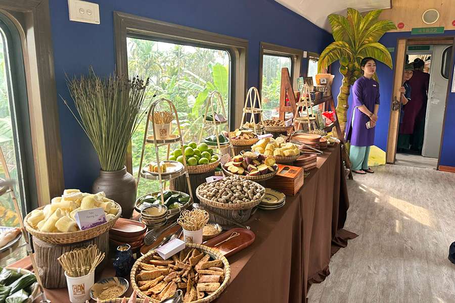 Hue dishes served on heritage train Hue - Da Nang