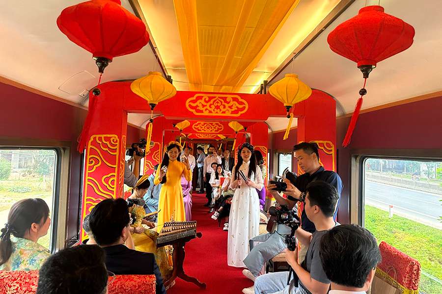 Musical performances on heritage train Hue - Da Nang