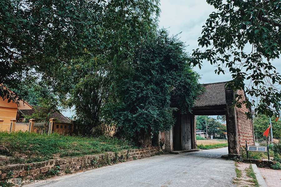 Duong Lam ancient village - Multi country tours