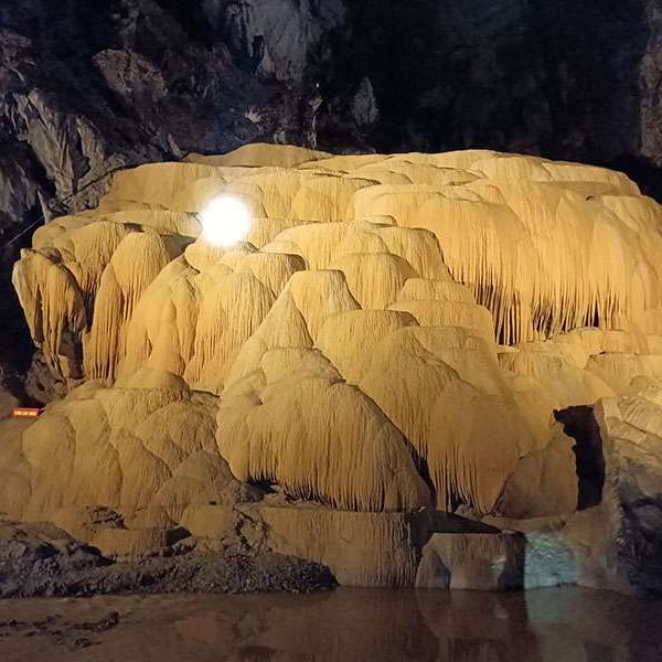 Nguom Ngao Cave, Cao Bang - Vietnam adventure tours