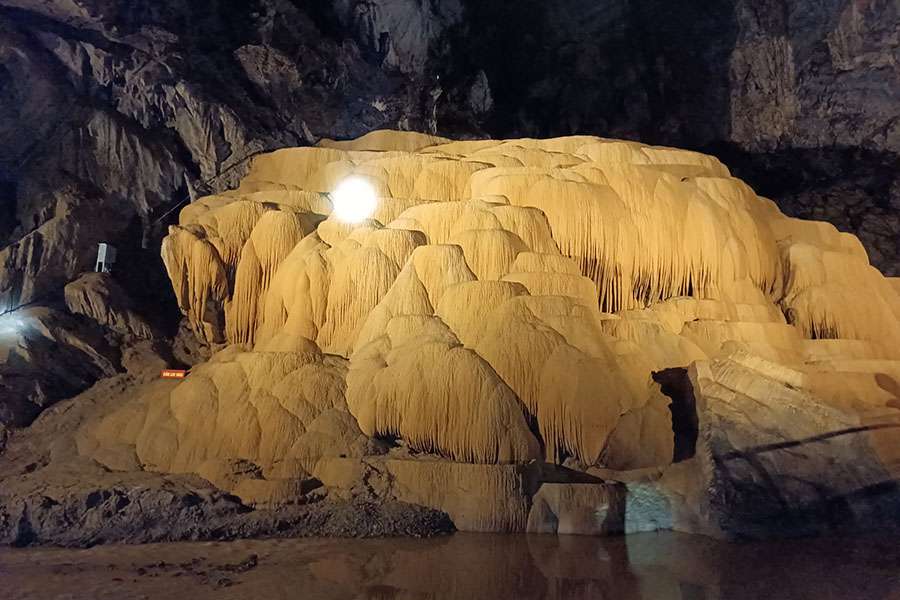 Nguom Ngao Cave, Cao Bang - Vietnam adventure tours