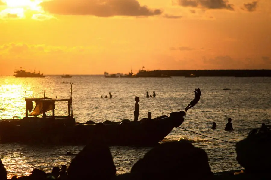 visiting icon landmarks with vietnam local tour operators