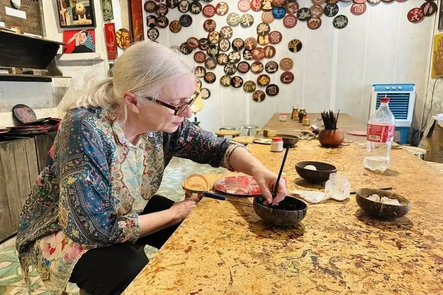 Local Vietnam tour companies provide handicraft workshops for international travelers
