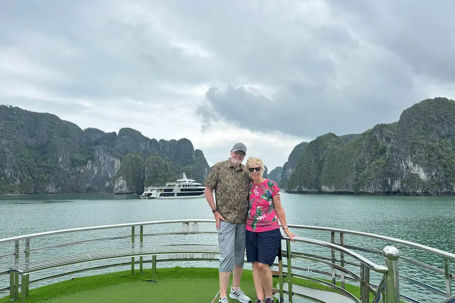 couple went on cruise in Halong